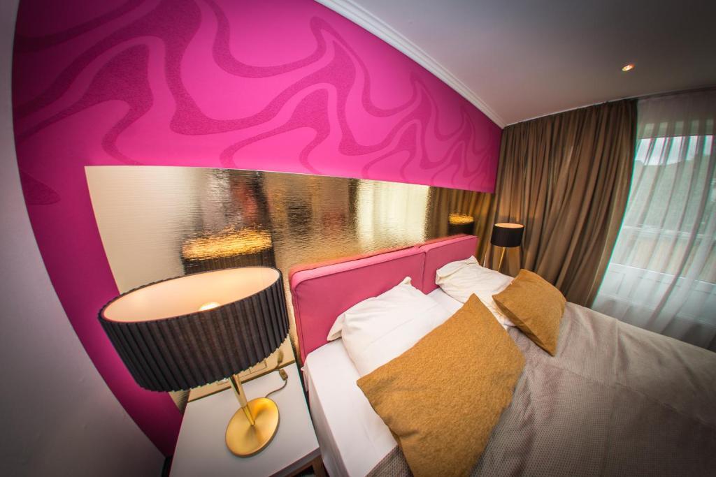 Hotel Hellers Krug Холцминден Стая снимка
