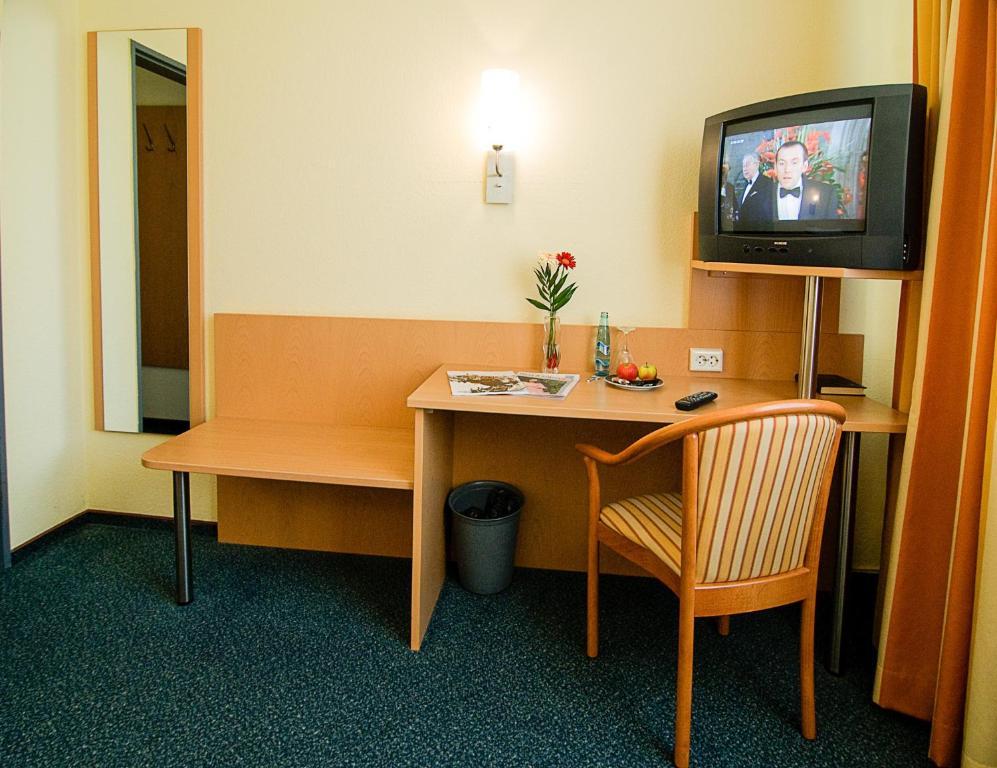 Hotel Hellers Krug Холцминден Стая снимка