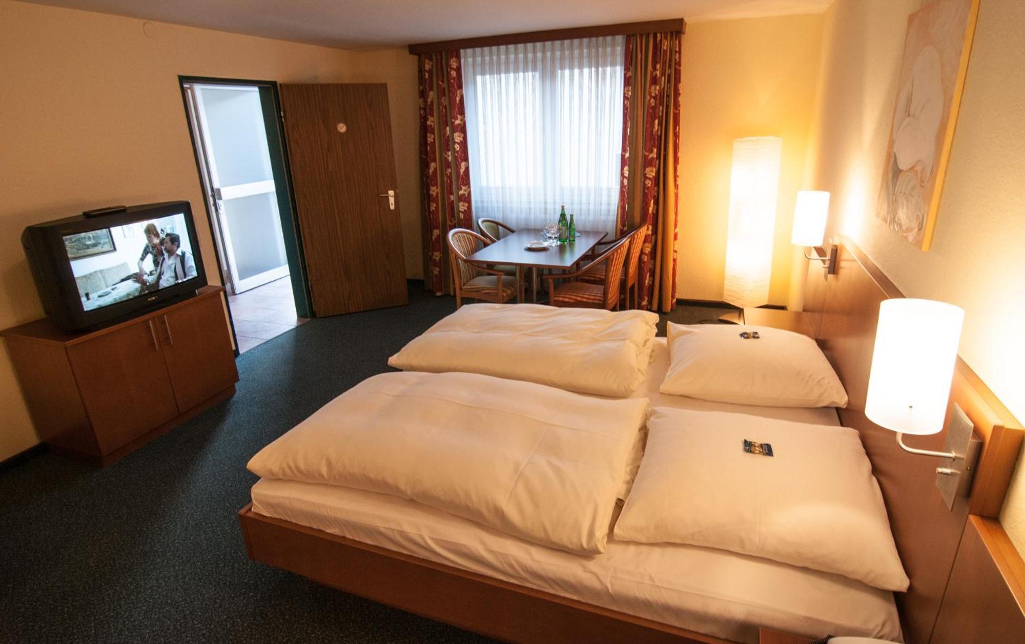 Hotel Hellers Krug Холцминден Екстериор снимка