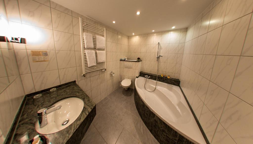 Hotel Hellers Krug Холцминден Стая снимка