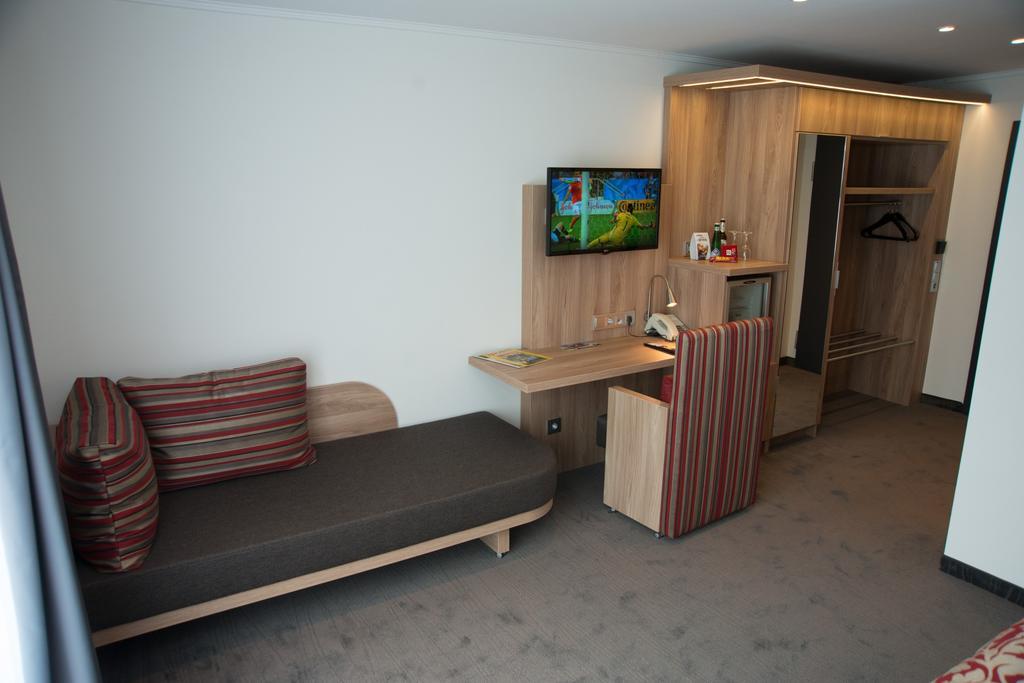 Hotel Hellers Krug Холцминден Екстериор снимка